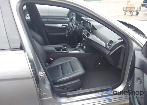 2013 Mercedes-Benz C 250 Sport z USA, uszkodzony, nr VIN WDDGF4HB3DA831573